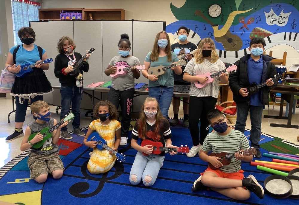 RES students receive ukuleles from Friends of Music