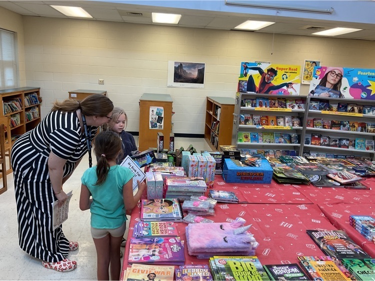 Librarian helps students.