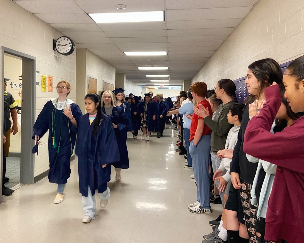CTMS students lining the halls to welcome back former students